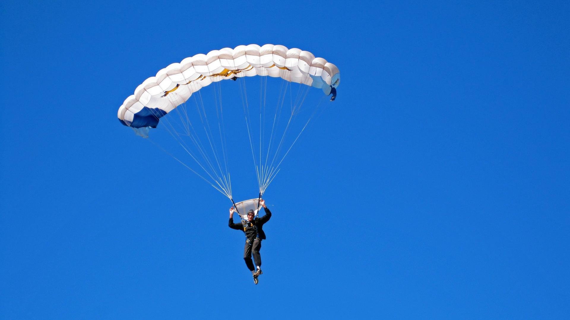 中国体操全锦赛男子双杠决赛 新星高难度动作衔接流畅力压群雄夺冠